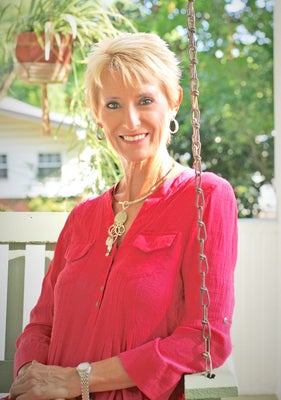 Portrait of Dee Shaddoxx, Realtor